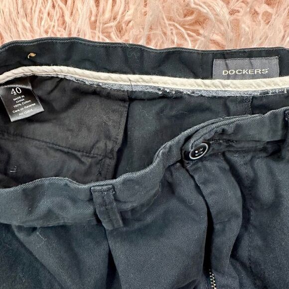 Men's 40” Dockers Shorts - Picture 2 of 3